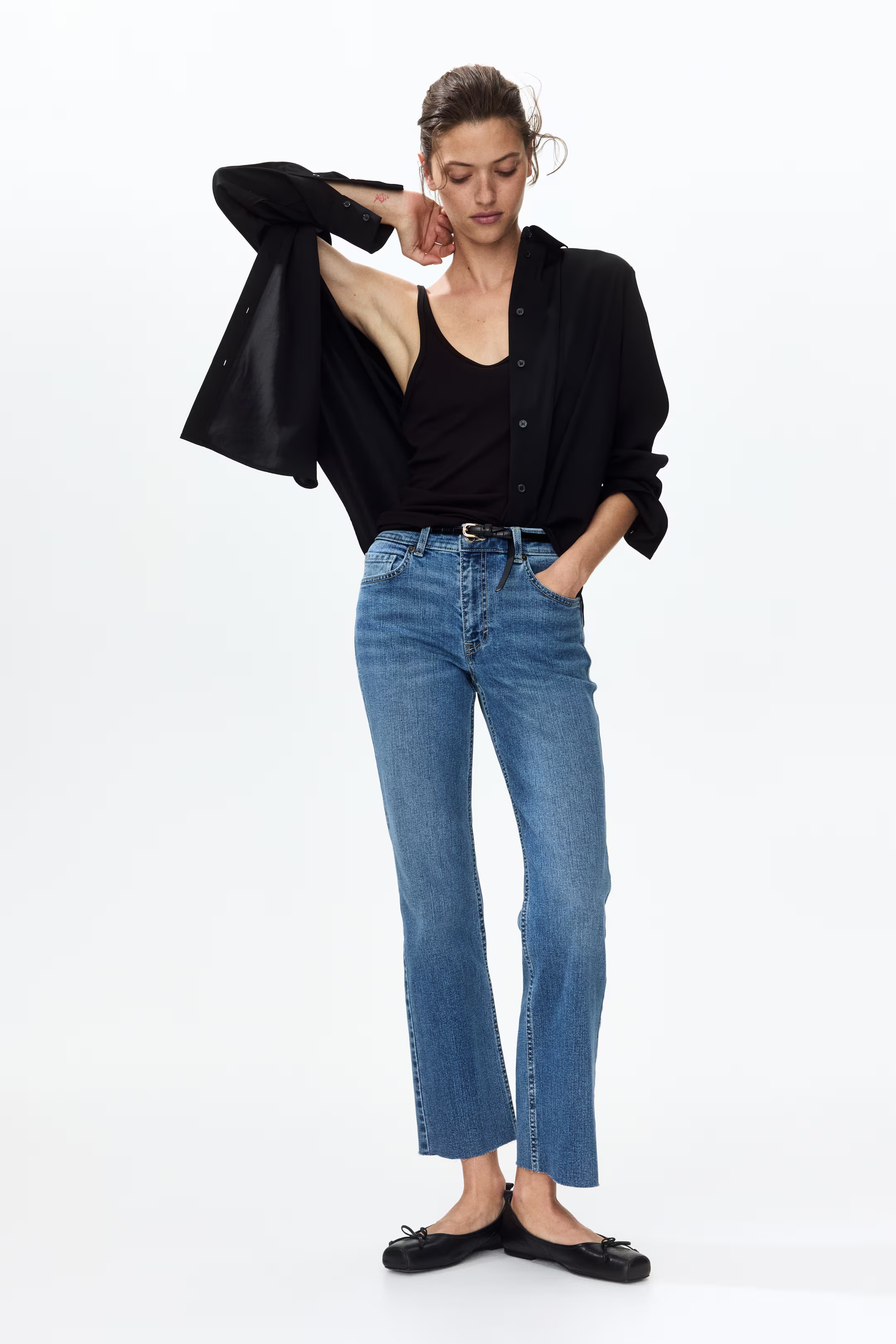 Cropped jeanst viselő modell