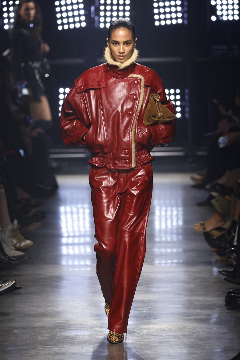 Isabel Marant 26/27 AW kollekció egyik modellje a kifutón