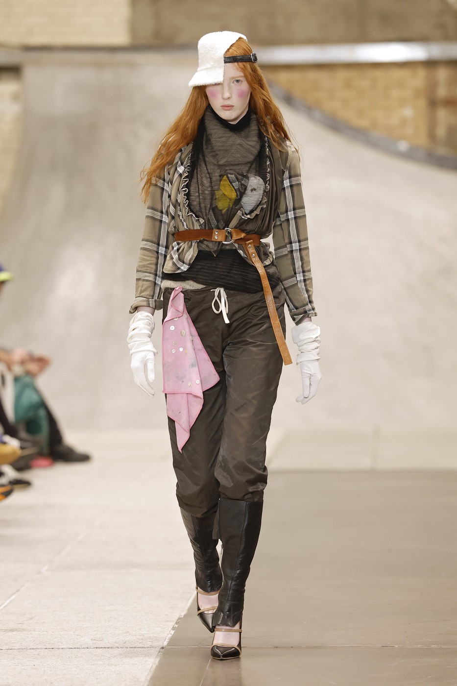 Louis Mayhew 26/27 AW kollekció egyik modellje a kifutón