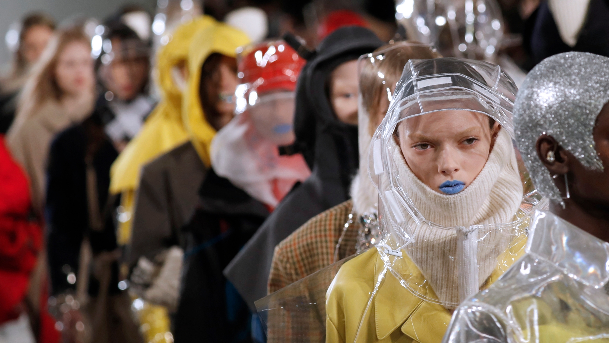 Modellek a Maison Margiela kifutóján