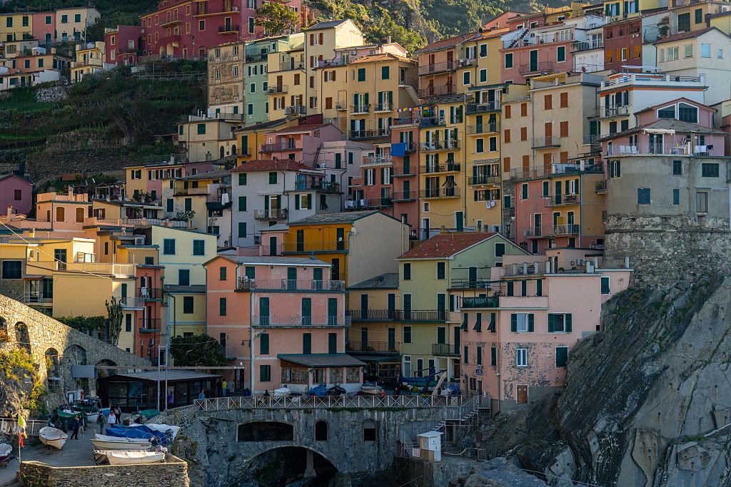 Manarola színes házai madártávlatból.