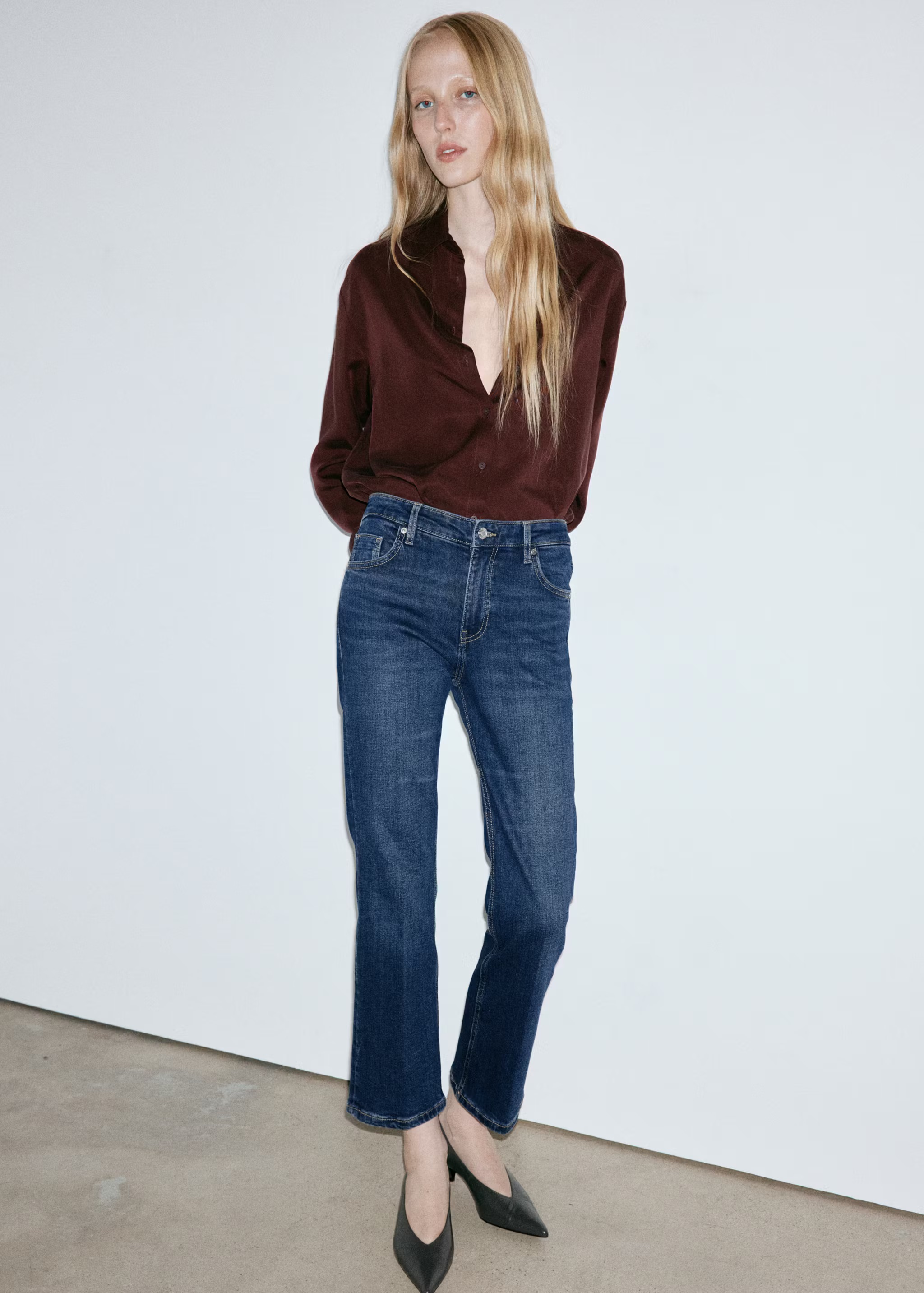 Cropped jeanst viselő modell