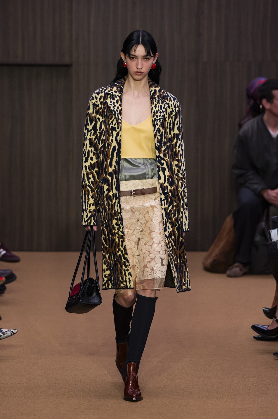 Marni 26/27 AW kollekció egyik modellje a kifutón