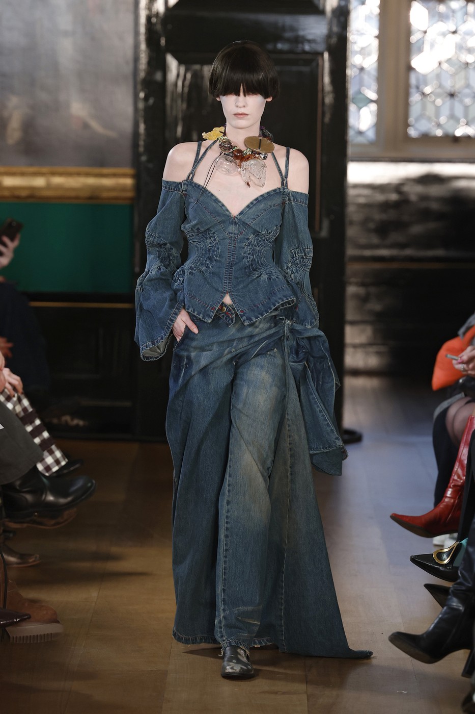 Masha Popova 26/27 AW kollekció egyik modellje a kifutón