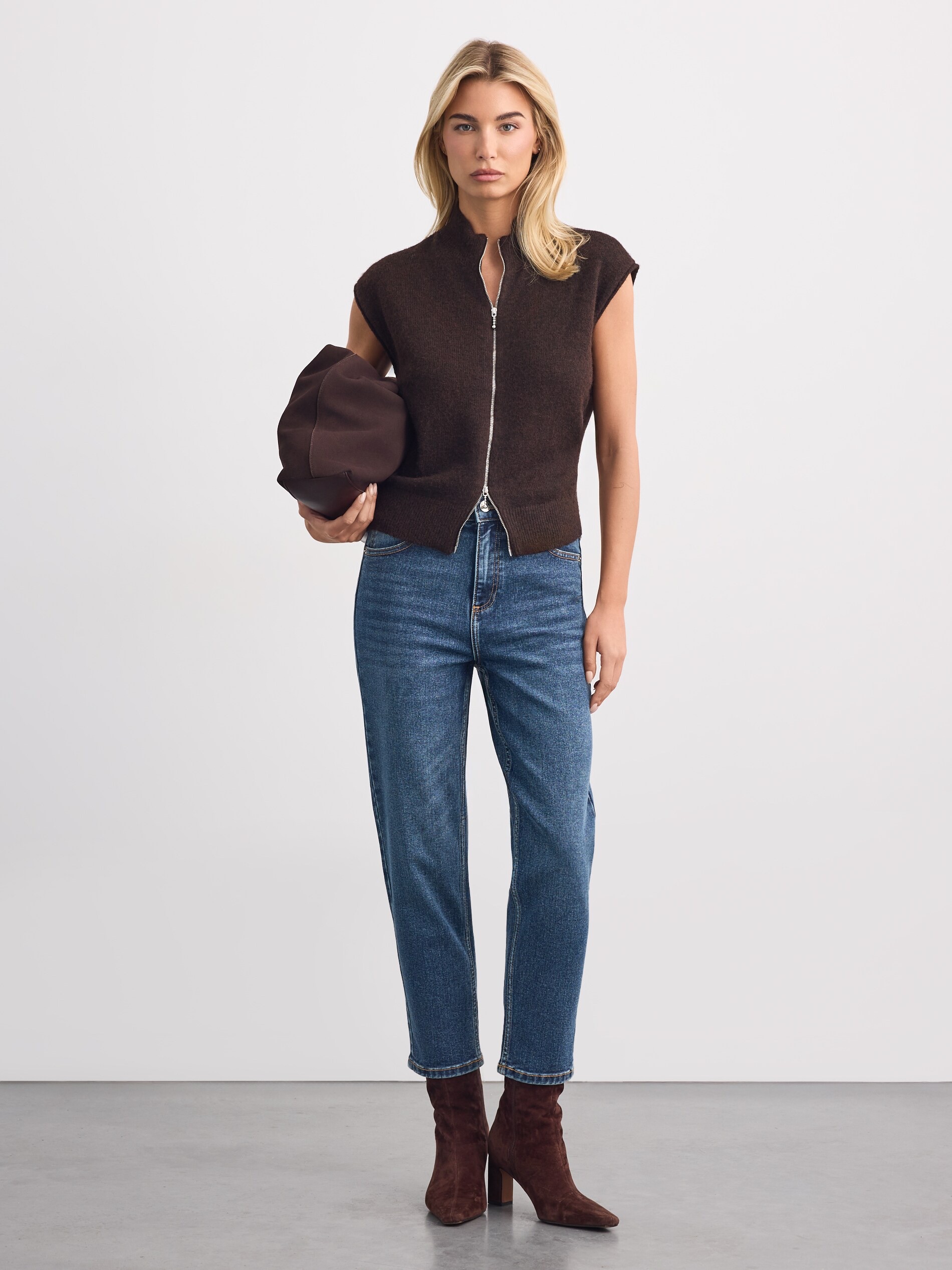Cropped jeanst viselő modell
