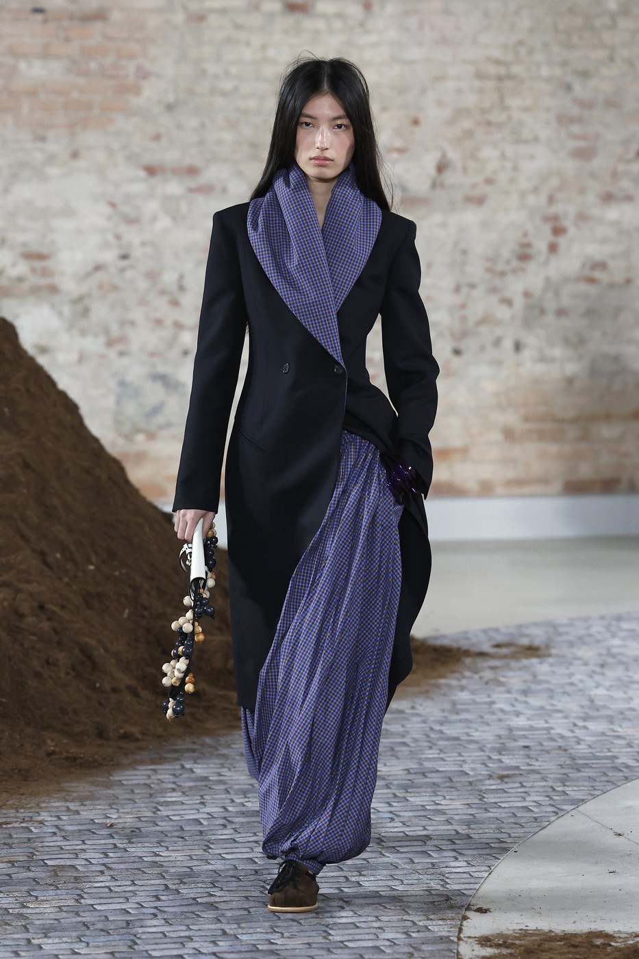 Moschino 26/27 AW kollekció egyik modellje a kifutón