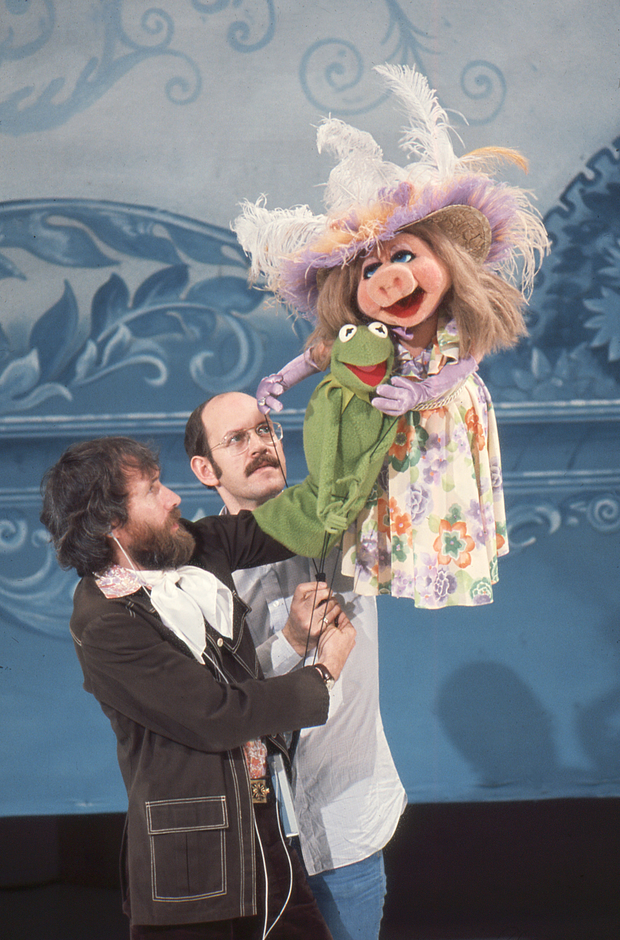 Jim Henson és Frank Oz Breki és Röfi figuráját mozgatja. 1980.