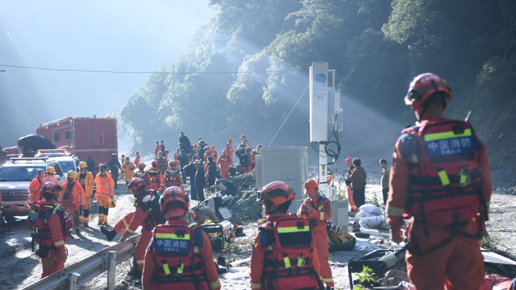 2026. augusztus 28-án a tűzoltók és mentők felkészülnek a keresési és mentési műveletek végrehajtására a Gyirong kikötőben, amely két nappal korábban egy földcsuszamlás következtében megrongálódott, a nyugat-tibeti Gyirong megyében, Kínában. (Fotó: CNS / AFP) / China OUT