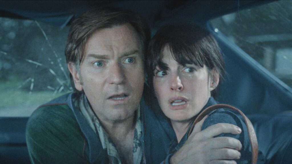 Ewan McGregor és Anne Hathaway Az Oak Street vége című filmben