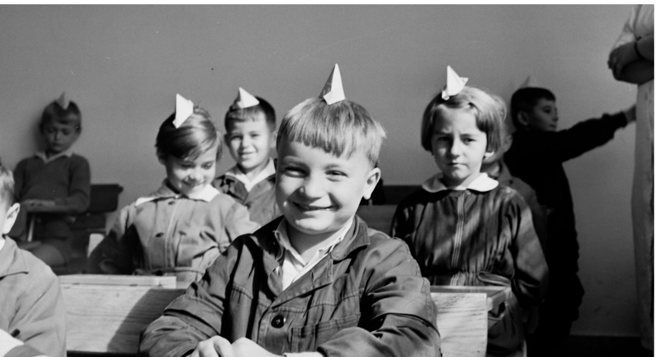Papírcsákós kisfiú a tanteremben. (1966)
