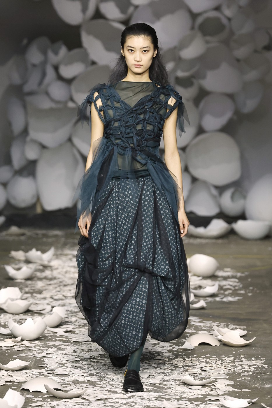 Pauline Dujancourt 26/27 AW kollekció egyik modellje a kifutón