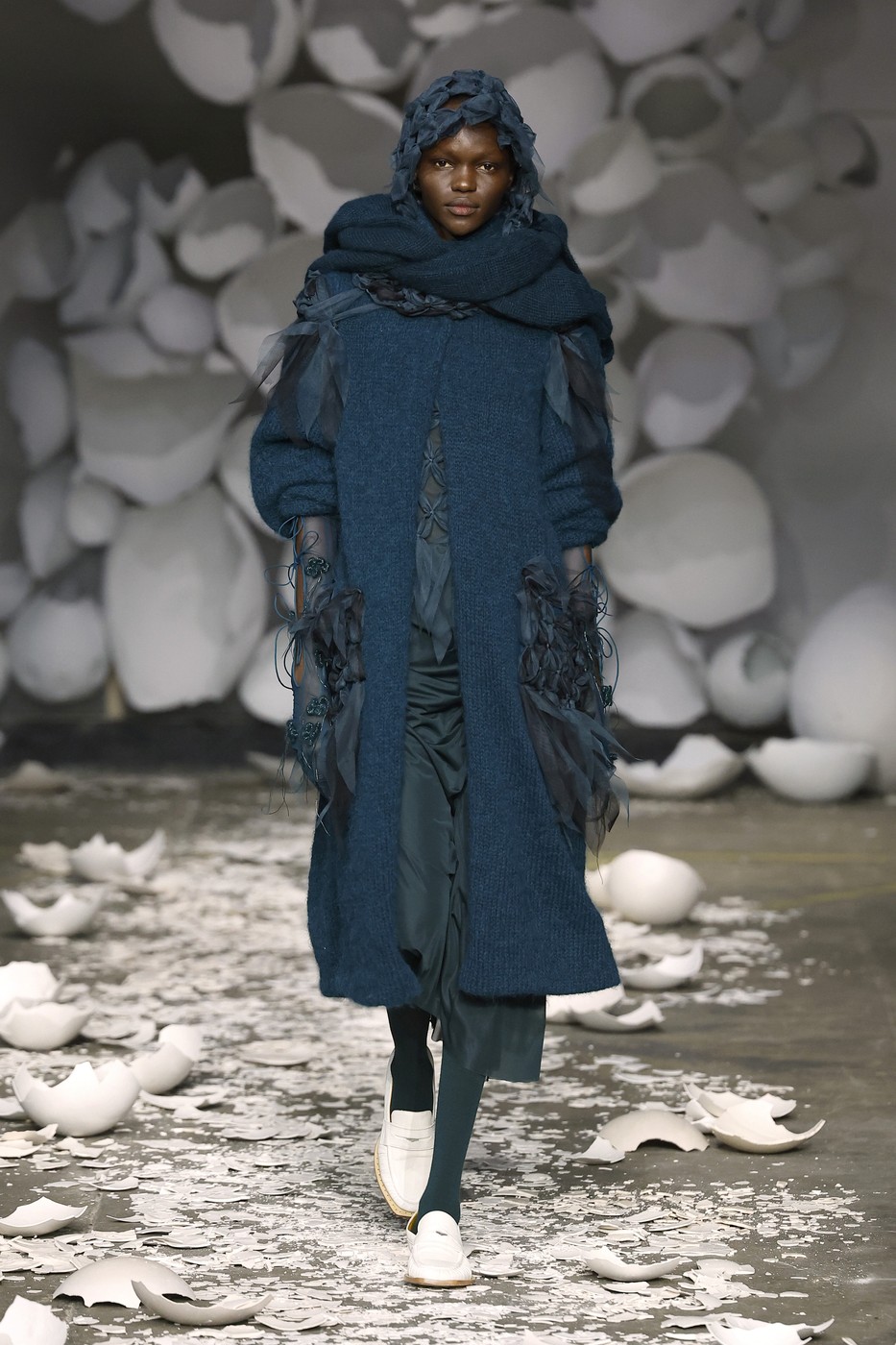 Pauline Dujancourt 26/27 AW kollekció egyik modellje a kifutón