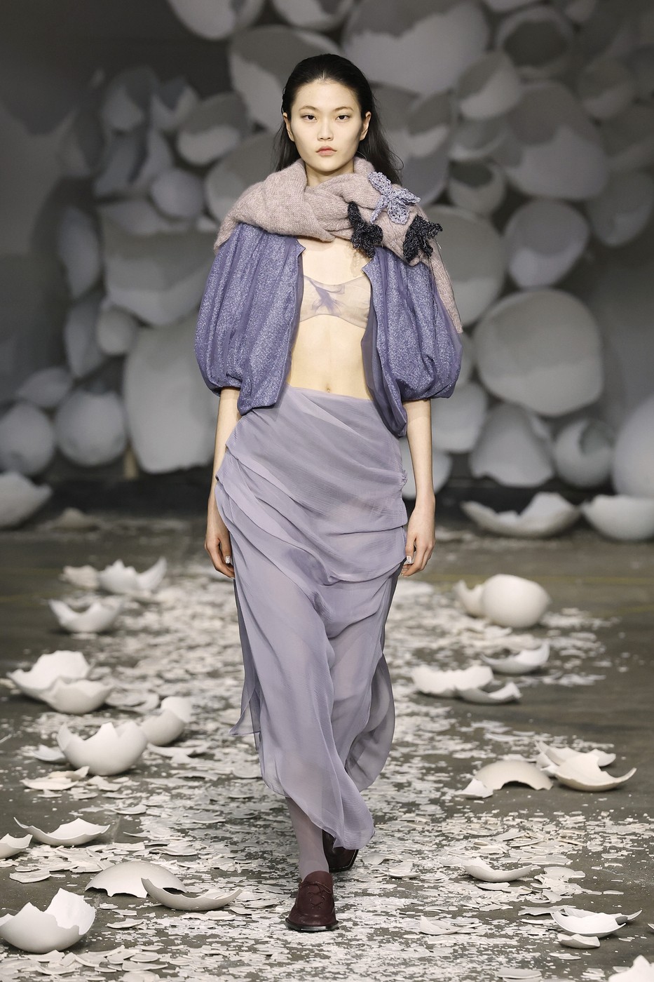 Pauline Dujancourt 26/27 AW kollekció egyik modellje a kifutón