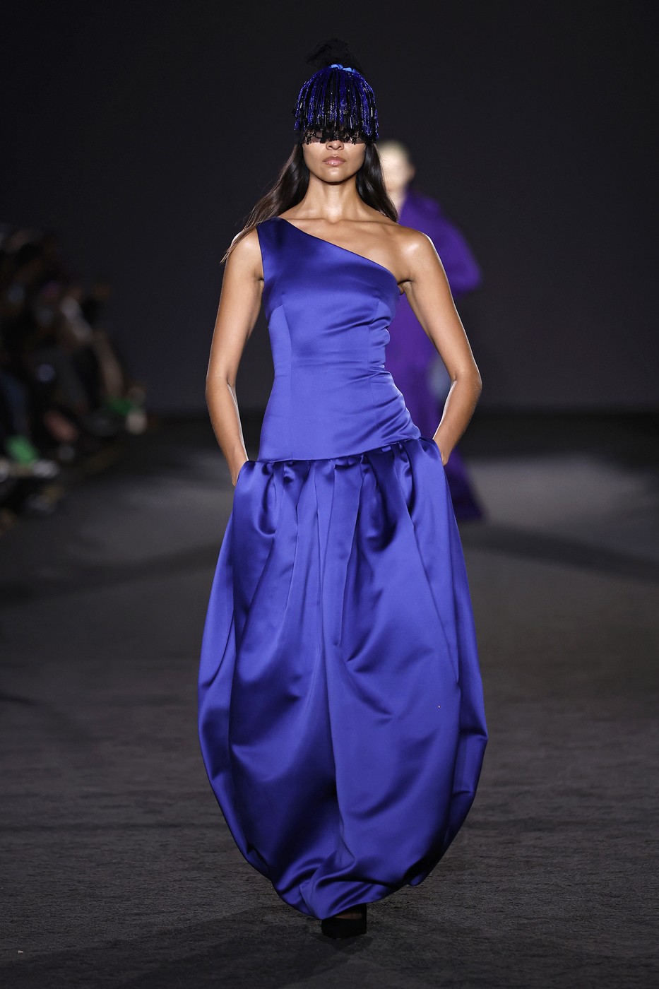 Prabal Gurung 26/27 AW kollekció egyik modellje a kifutón