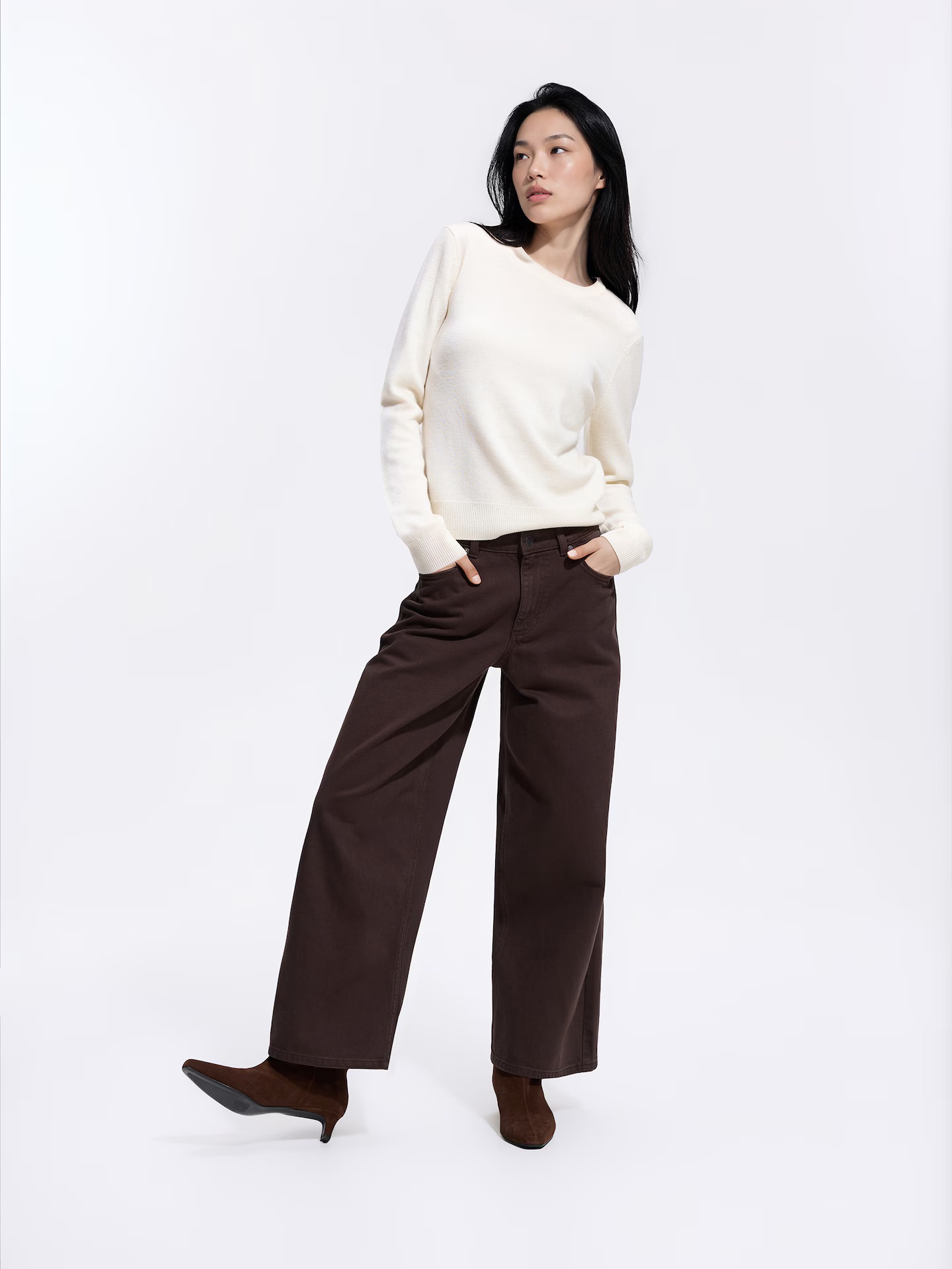 Cropped jeanst viselő modell
