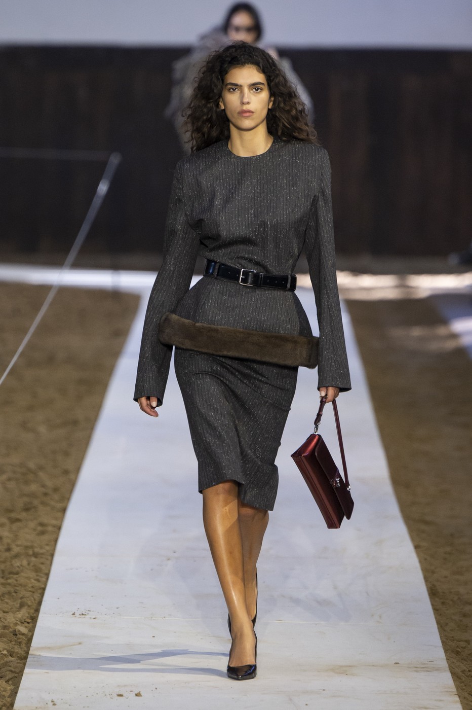Stella McCartney 26/27 AW kollekció egyik modellje a kifutón