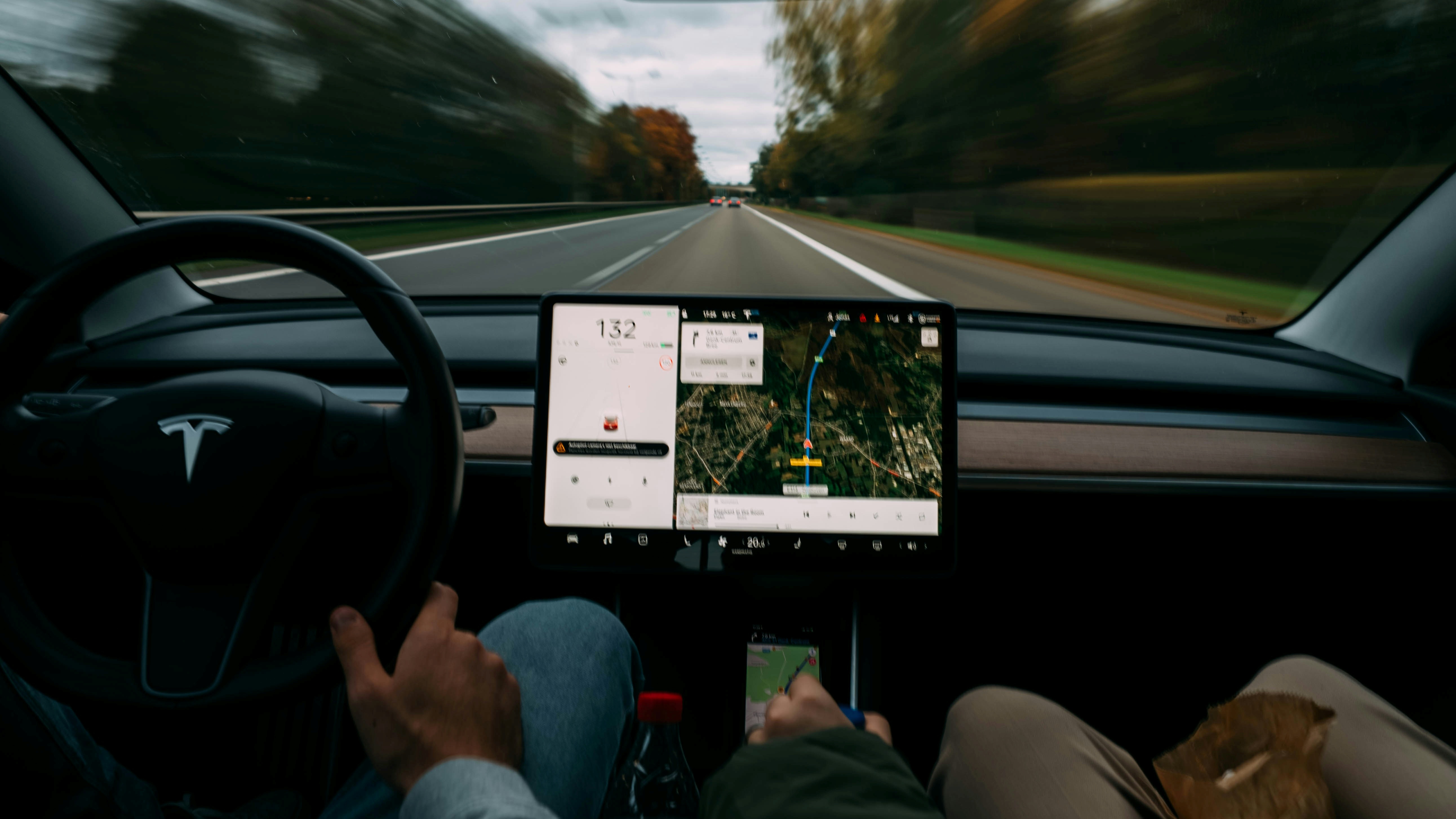 Tesla autó belseje vezetés közben