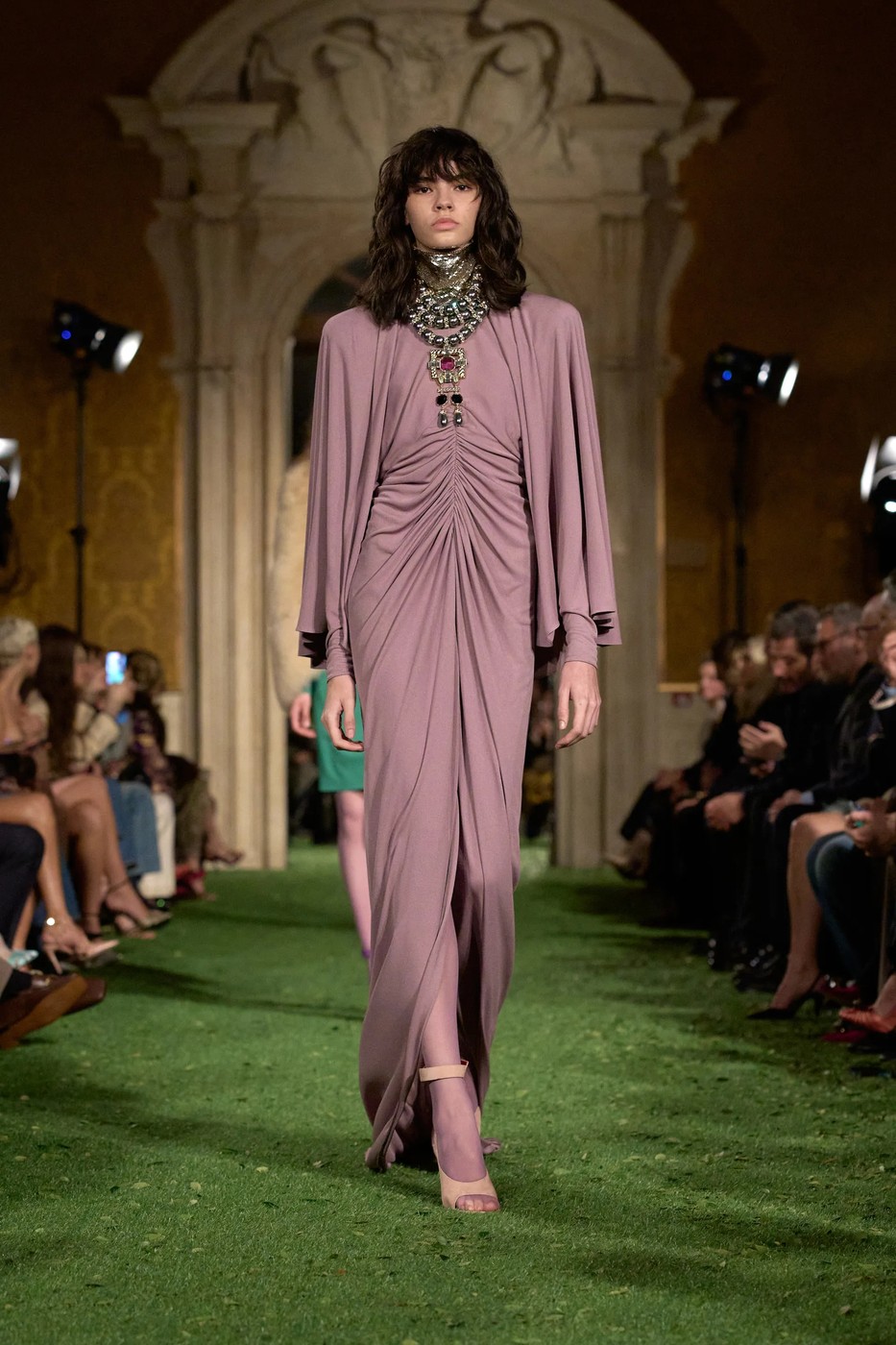 Valentino 26/27 AW kollekció egyik modellje a kifutón