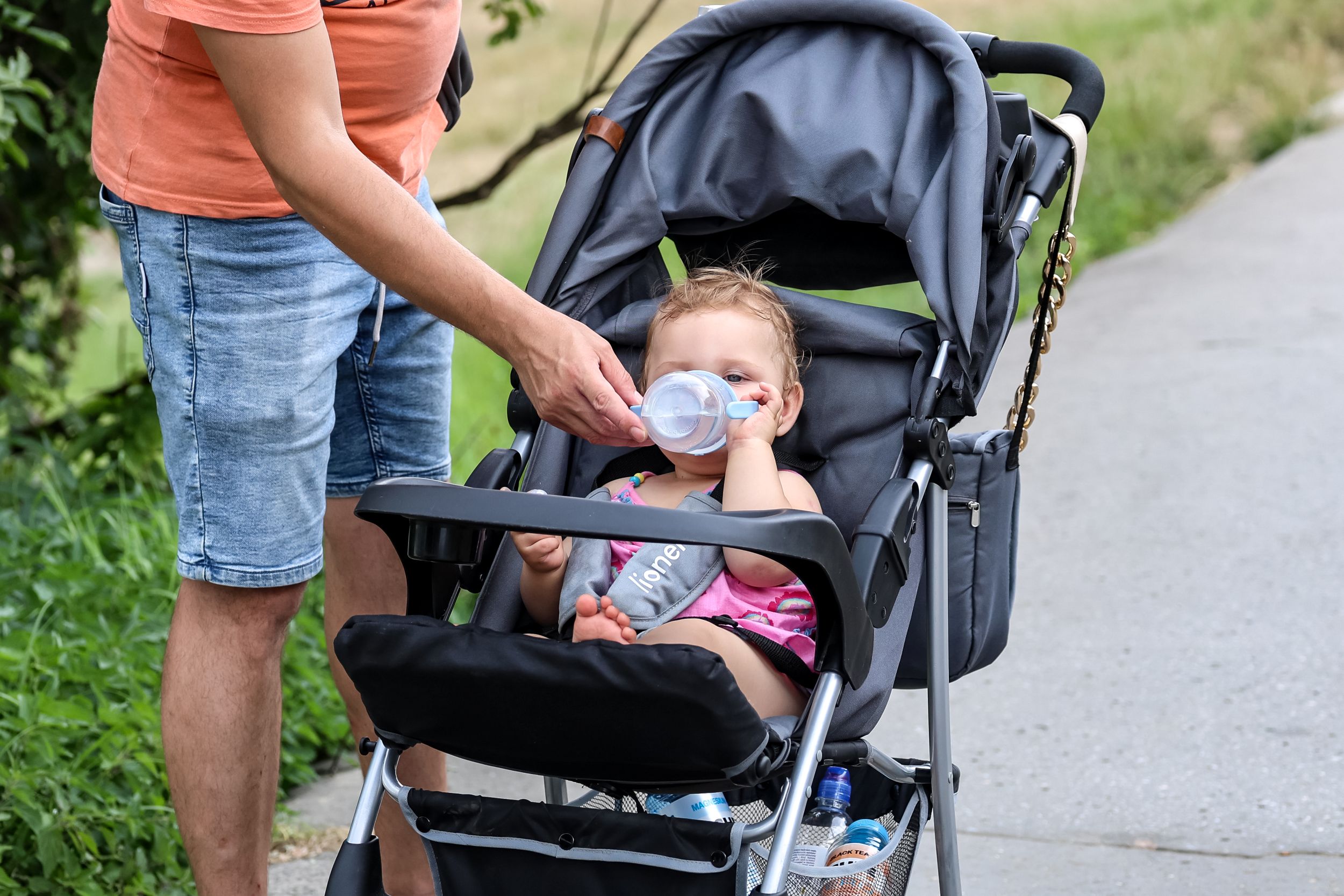 Apuka a hőségben itatja gyerekét