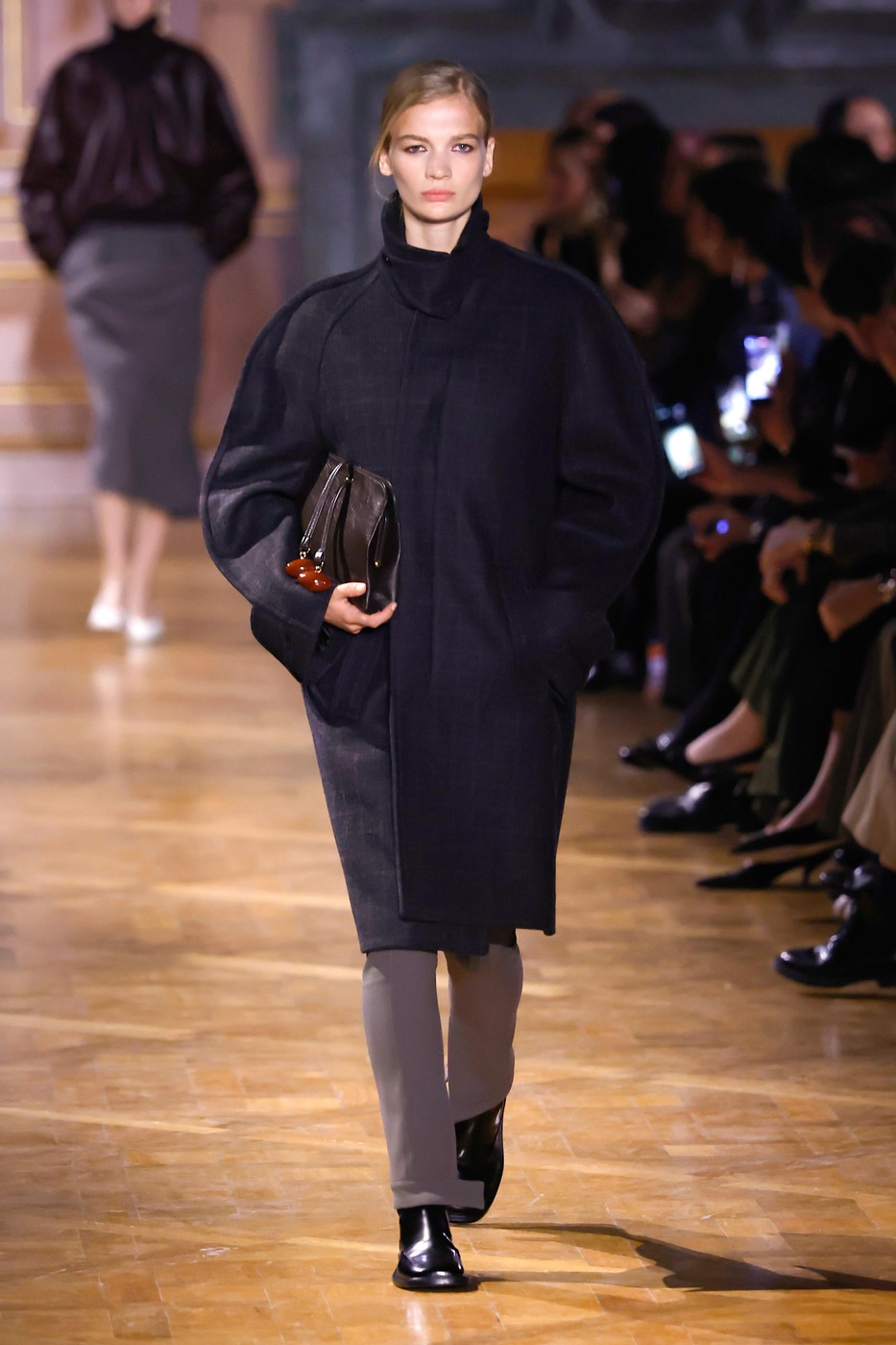 Victoria Beckham 26/27 AW kollekció egyik modellje a kifutón