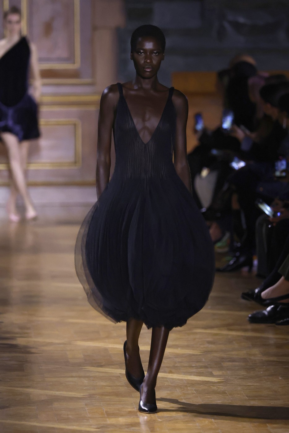 Victoria Beckham 26/27 AW kollekció egyik modellje a kifutón