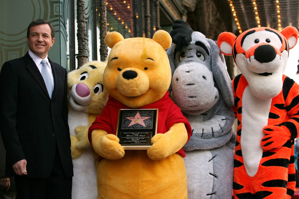 Robert Iger, a The Walt Disney Company elnöke és vezérigazgatója Nyuszival, Micimackóval, Fülessel és Tigrissel pózol a fotósoknak Micimackó hollywoodi Hírességek Sétányán kapott csillagának avatóünnepségén, 2006. április 11-én