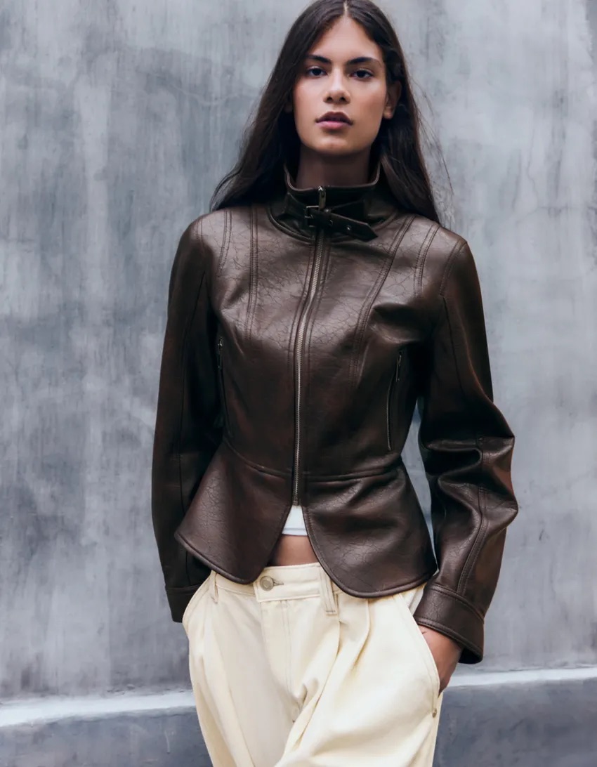 Peplum dzsekit viselő modell
