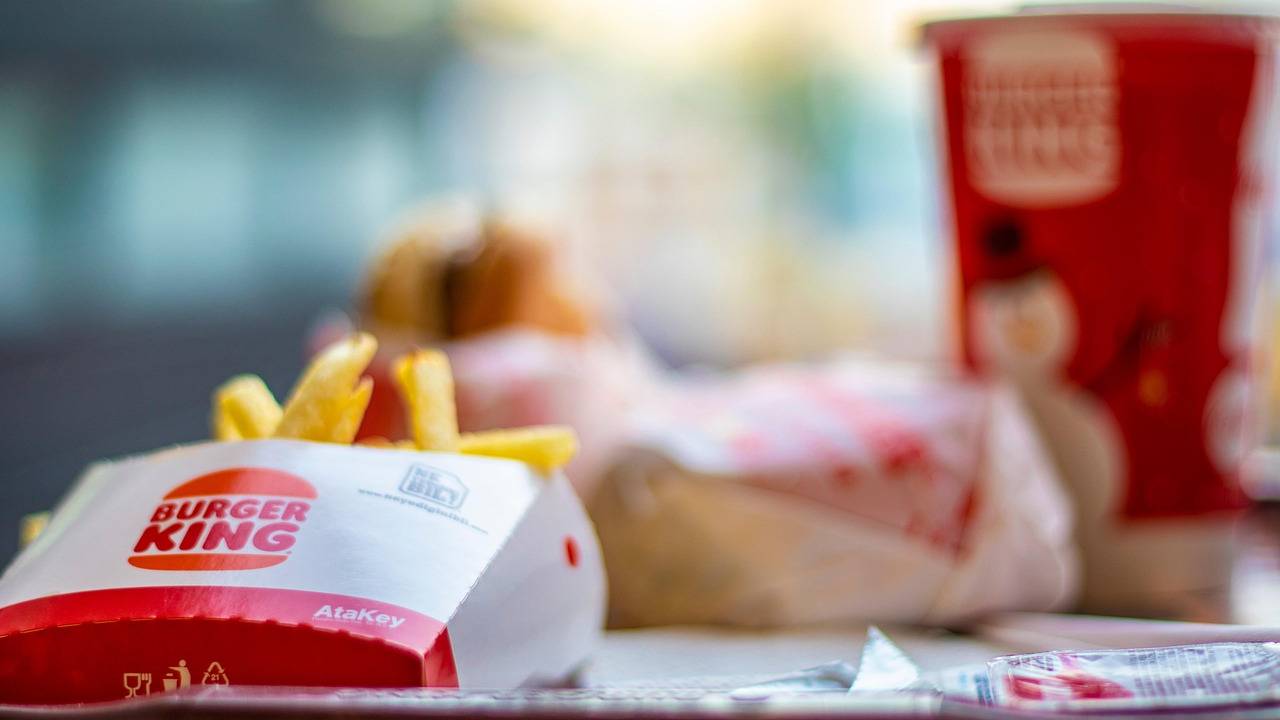 A McDonald’s és a Burger King újszerű ötlettel csábítja a vásárlókat: emberi munkavállalókkal