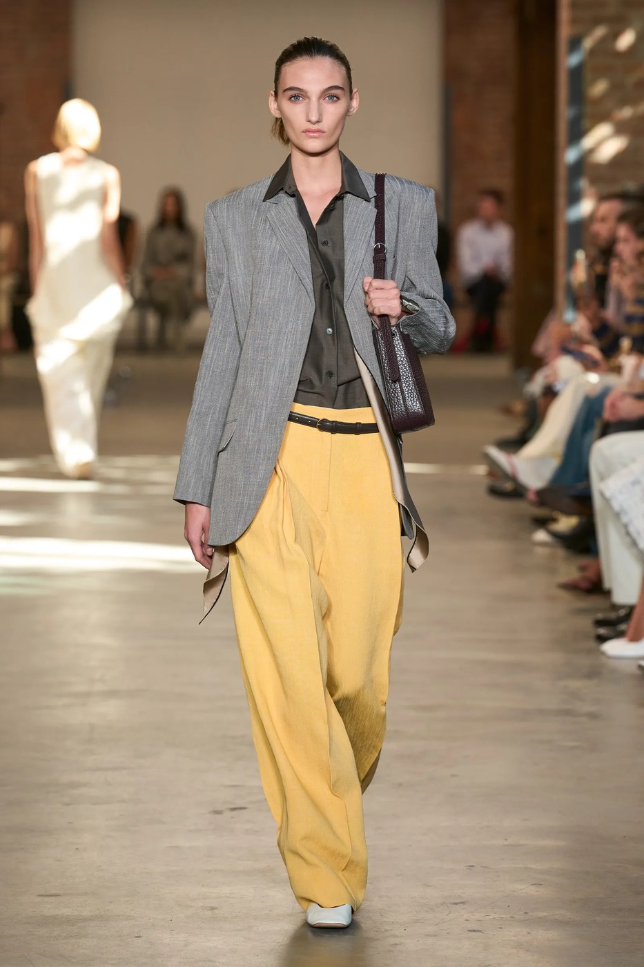 Calvin Klein SS2027 kollekció egyik modellje a kifutón a New York-i divathéten