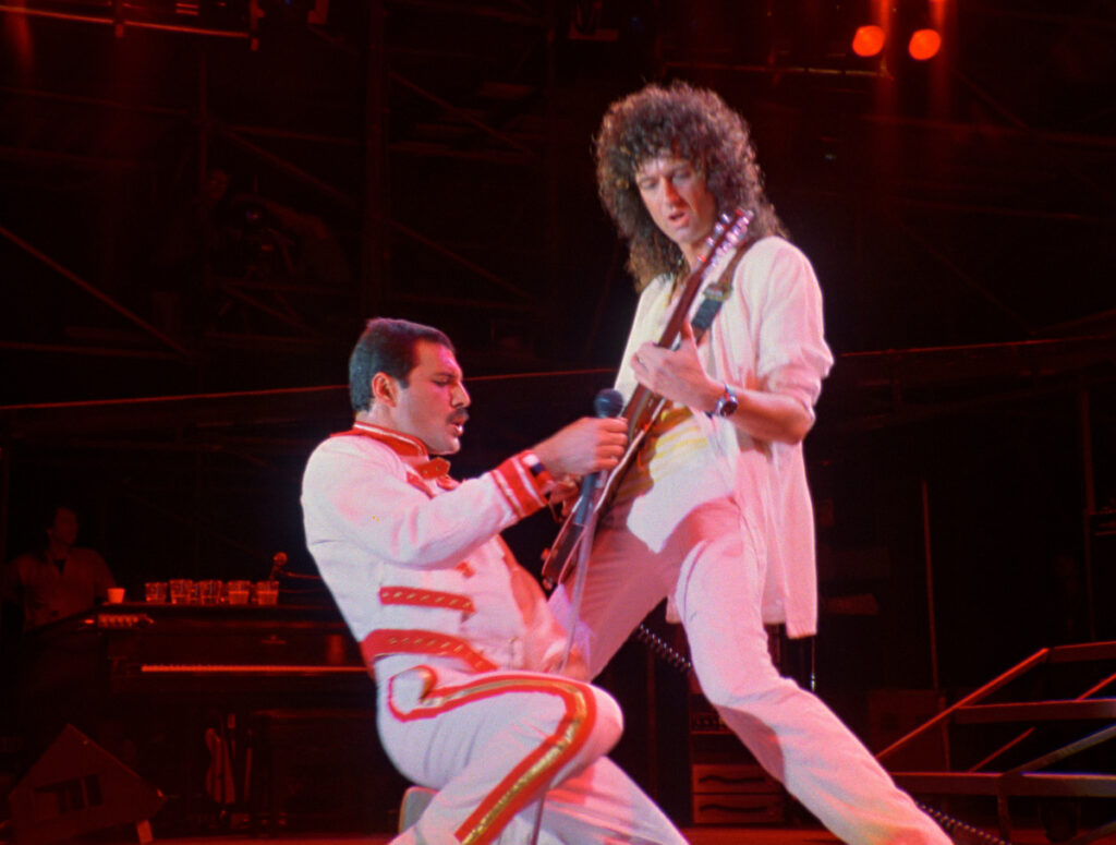 Freddie Mercury úgy ragyog a vásznon, mintha tegnap lett volna a koncert a Népstadionban – megnéztük a felújított filmet a Queen budapesti fellépéséről