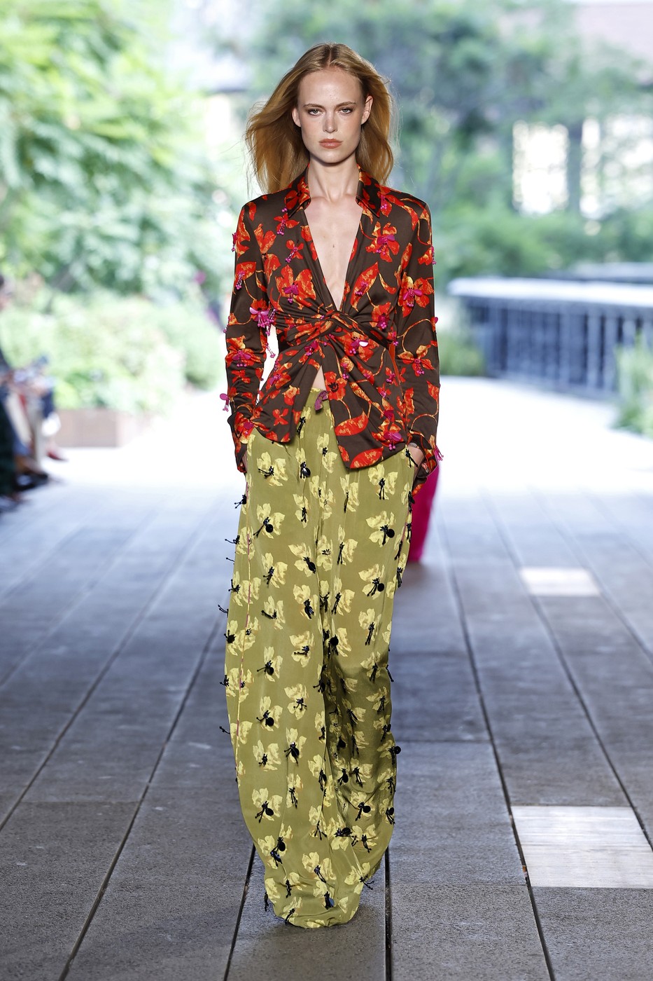 Diane von Furstenberg SS2027 kollekció egyik modellje a kifutón a New York-i divathéten