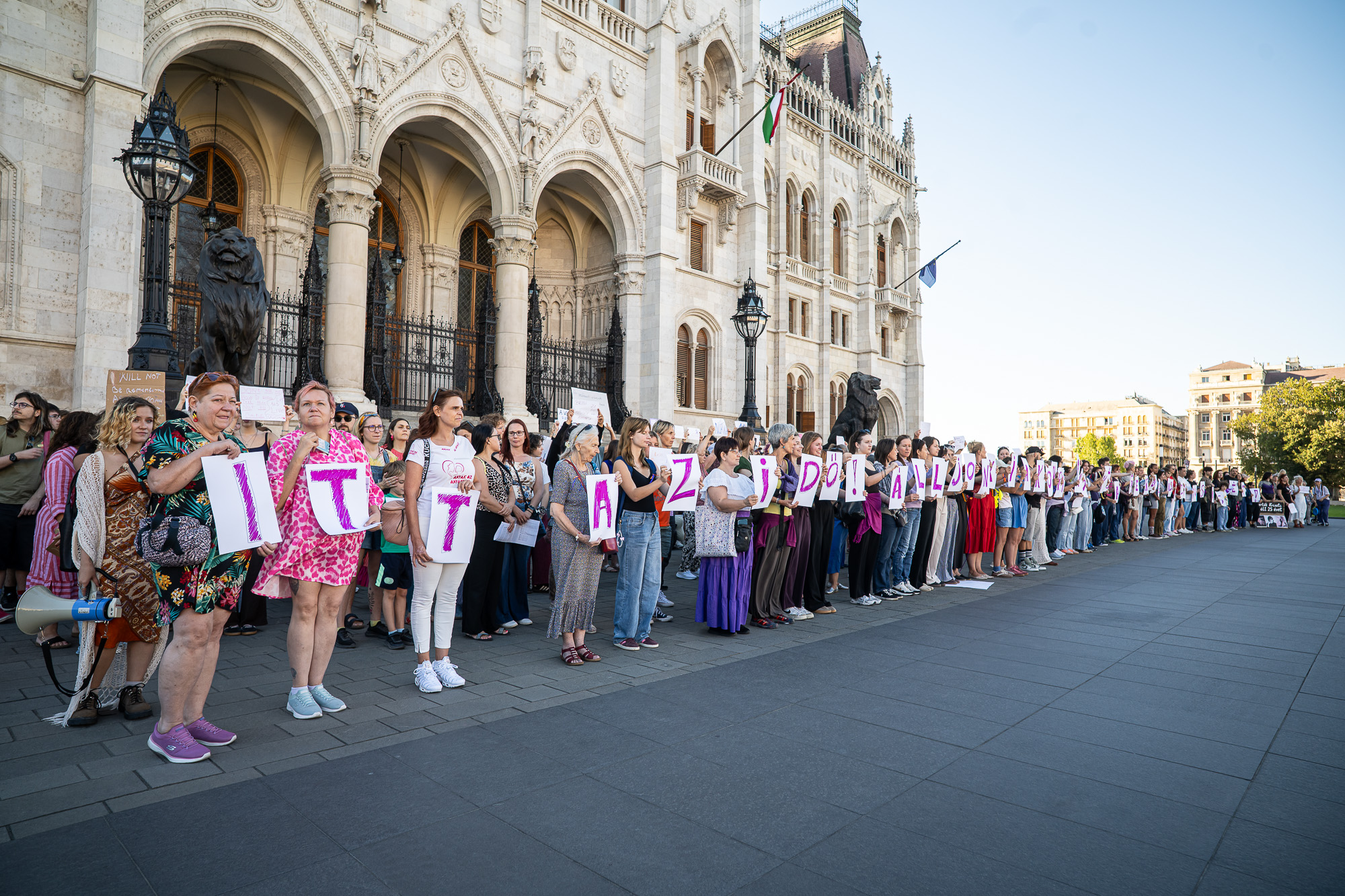 Az Isztambuli Egyezmény ratifikálásáért tüntettek a Kossuth téren
