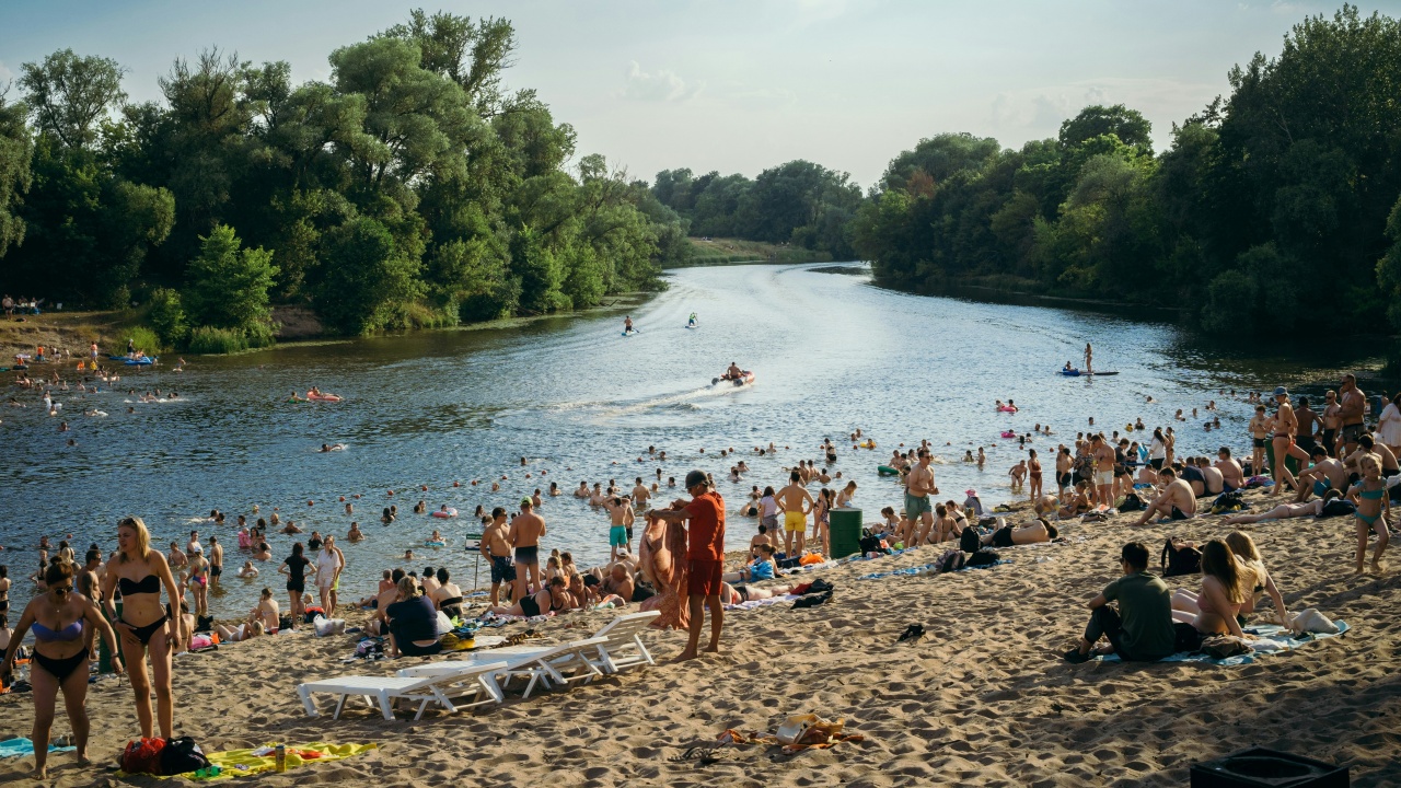 fesztiválozók vízparton