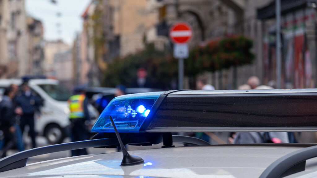 Rendőrautó és helyszínelés az utcán