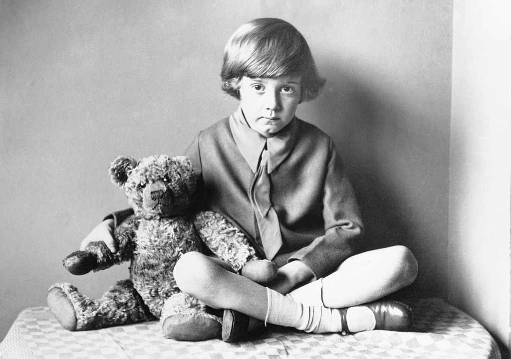 Christopher Robin, A.A. Milne, a Micimackó szerzőjének fia otthonában ücsörög játékmackójával, 1925 körül