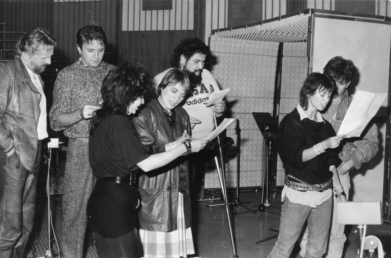 1986. A Magyar Rádió 22-es stúdiója: Benkő László, Komár László, Kiss Gabi, Kovács Kati, Deák Bill Gyula, Görbe Nóra, Kiki (Első emelet). Előkészület a Sportsegély gálaestre.