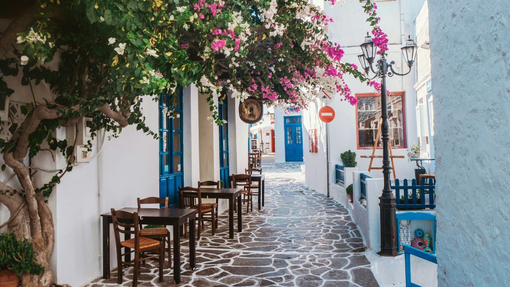 Görög taverna egy kis görög városka utcájában