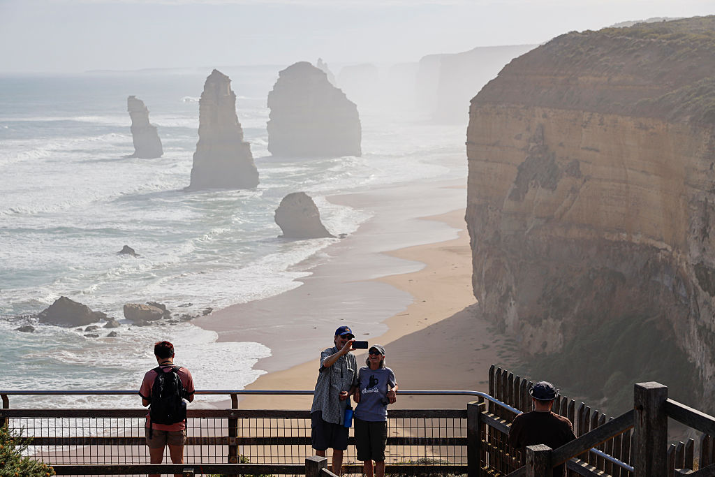 A hatalmas kősziklákat nézik az Great Ocean Roadról.