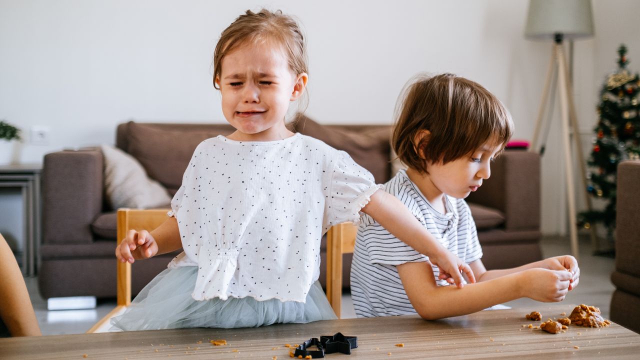 „Ez nem igazság!” Miért viselik olyan nehezen a gyerekek, ha a testvérük mást kap?