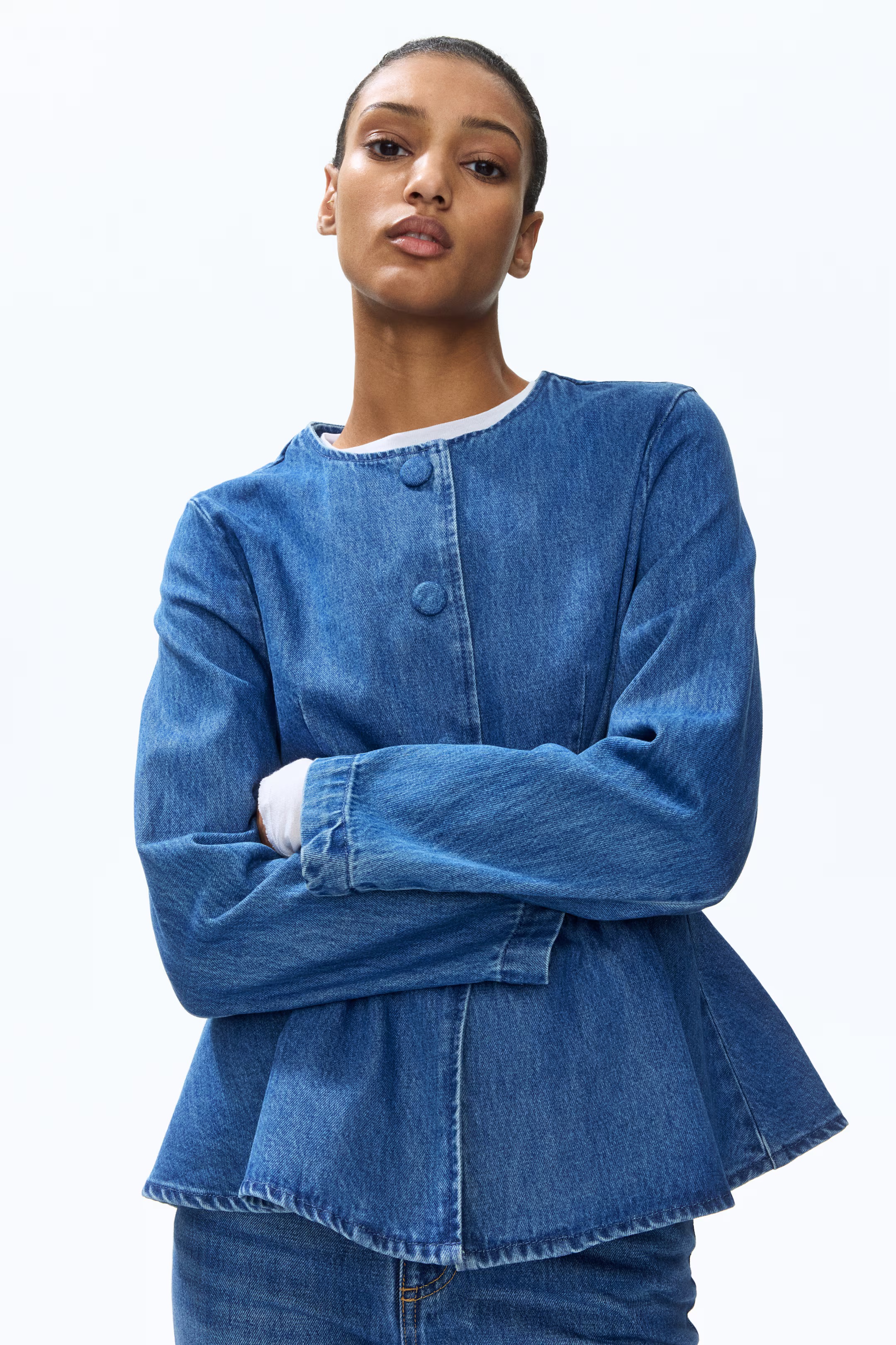 Peplum dzsekit viselő modell