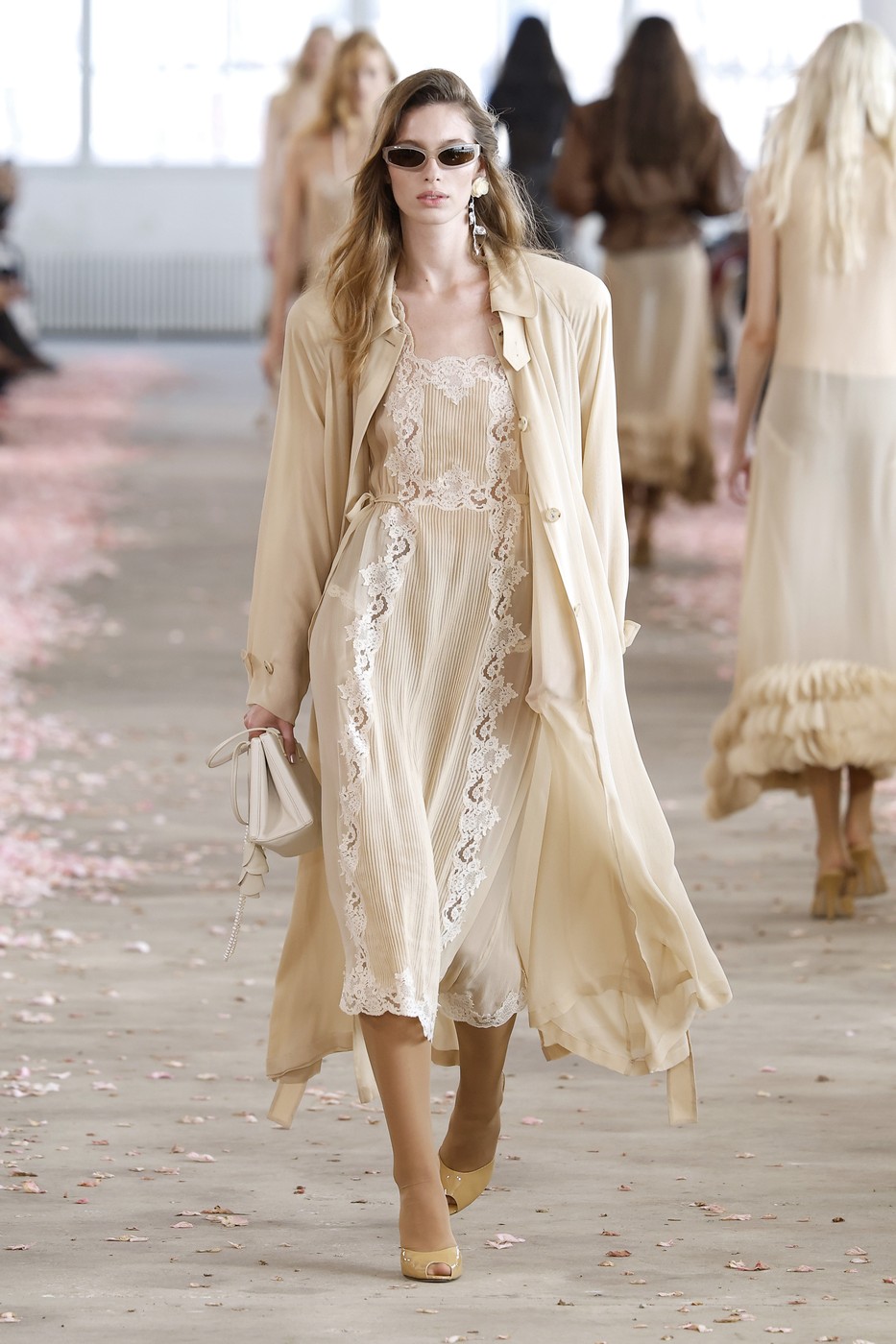 Magda Butrym SS2027 kollekció egyik modellje a kifutón a New York-i divathéten
