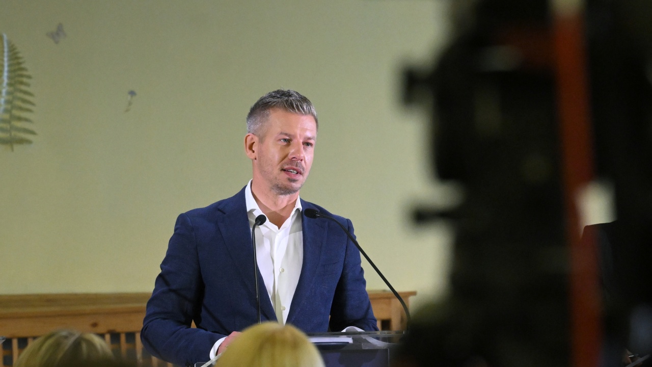 Magyar Péter: változtatnak az azonos nemű párok örökbefogadását érintő szabályokon