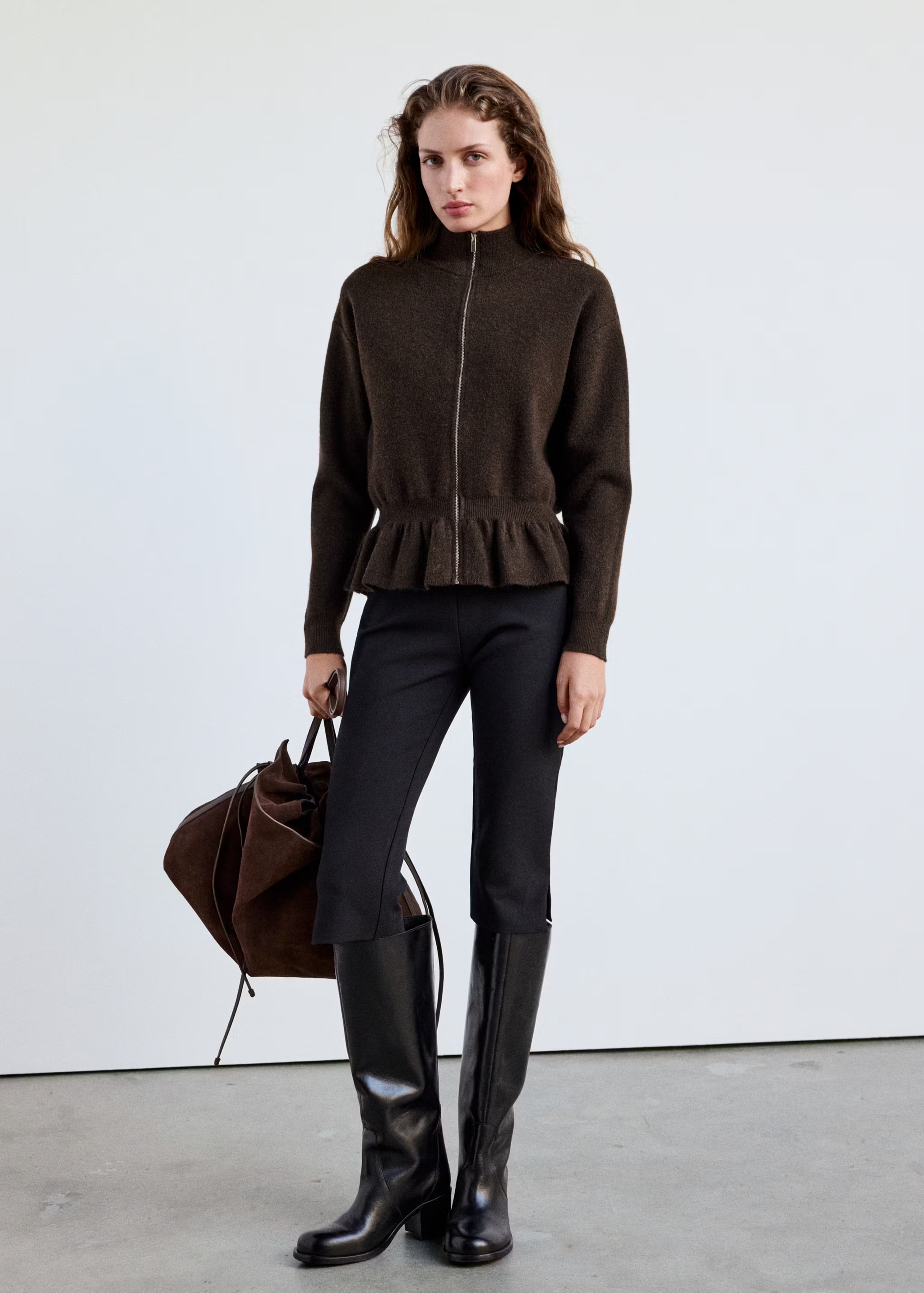 Peplum dzsekit viselő modell
