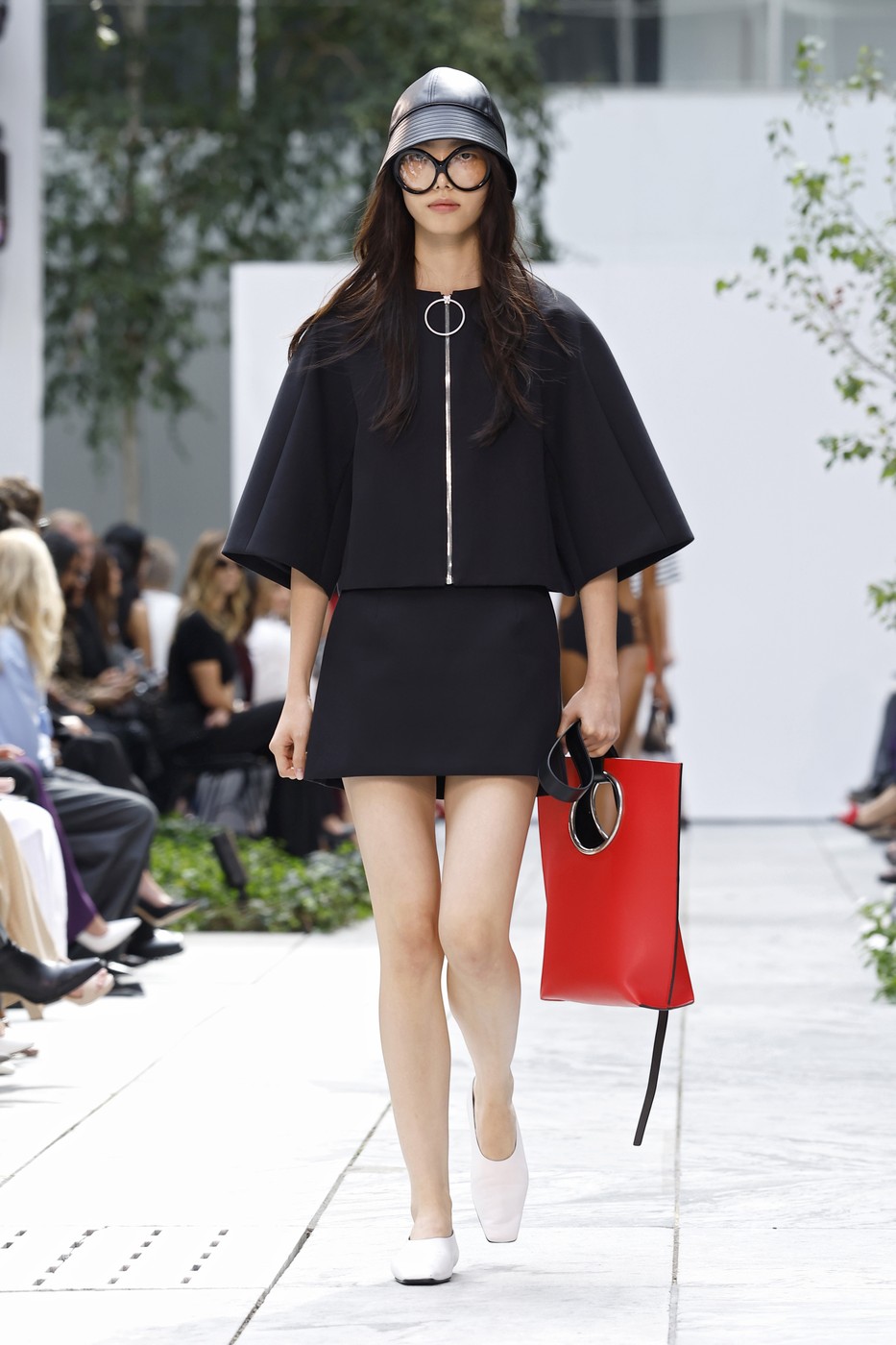 Michael Kors SS2027 kollekció egyik modellje a kifutón a New York-i divathéten
