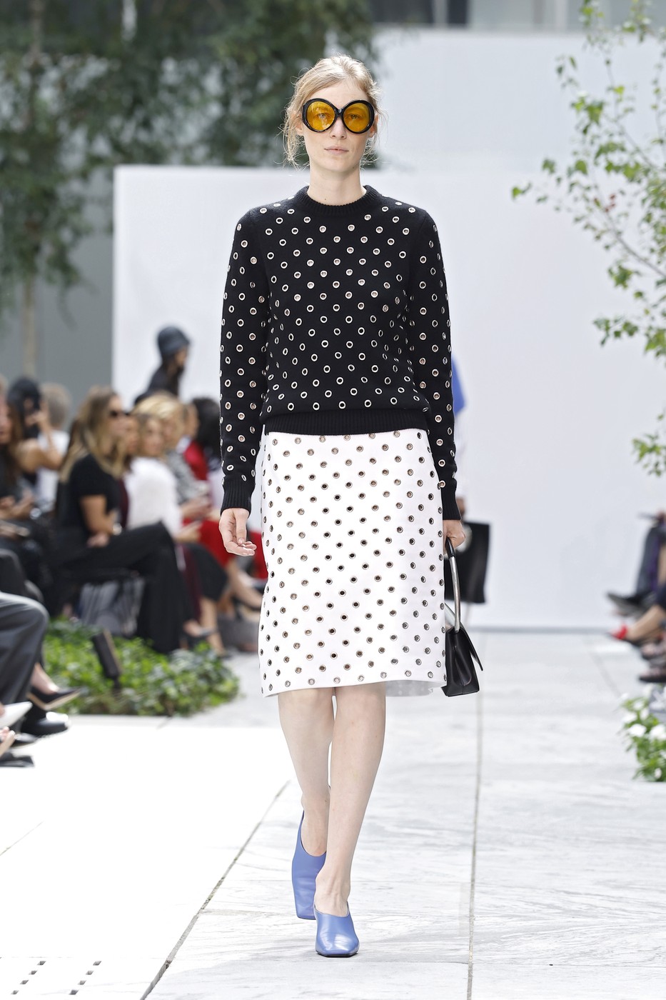 Michael Kors SS2027 kollekció egyik modellje a kifutón a New York-i divathéten