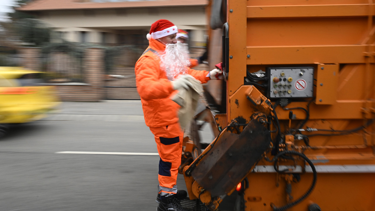 A MOHU Mol Hulladékgazdálkodási Zrt. munkatársai Mikulás sapkában Óbudán 2024. december 6-án.