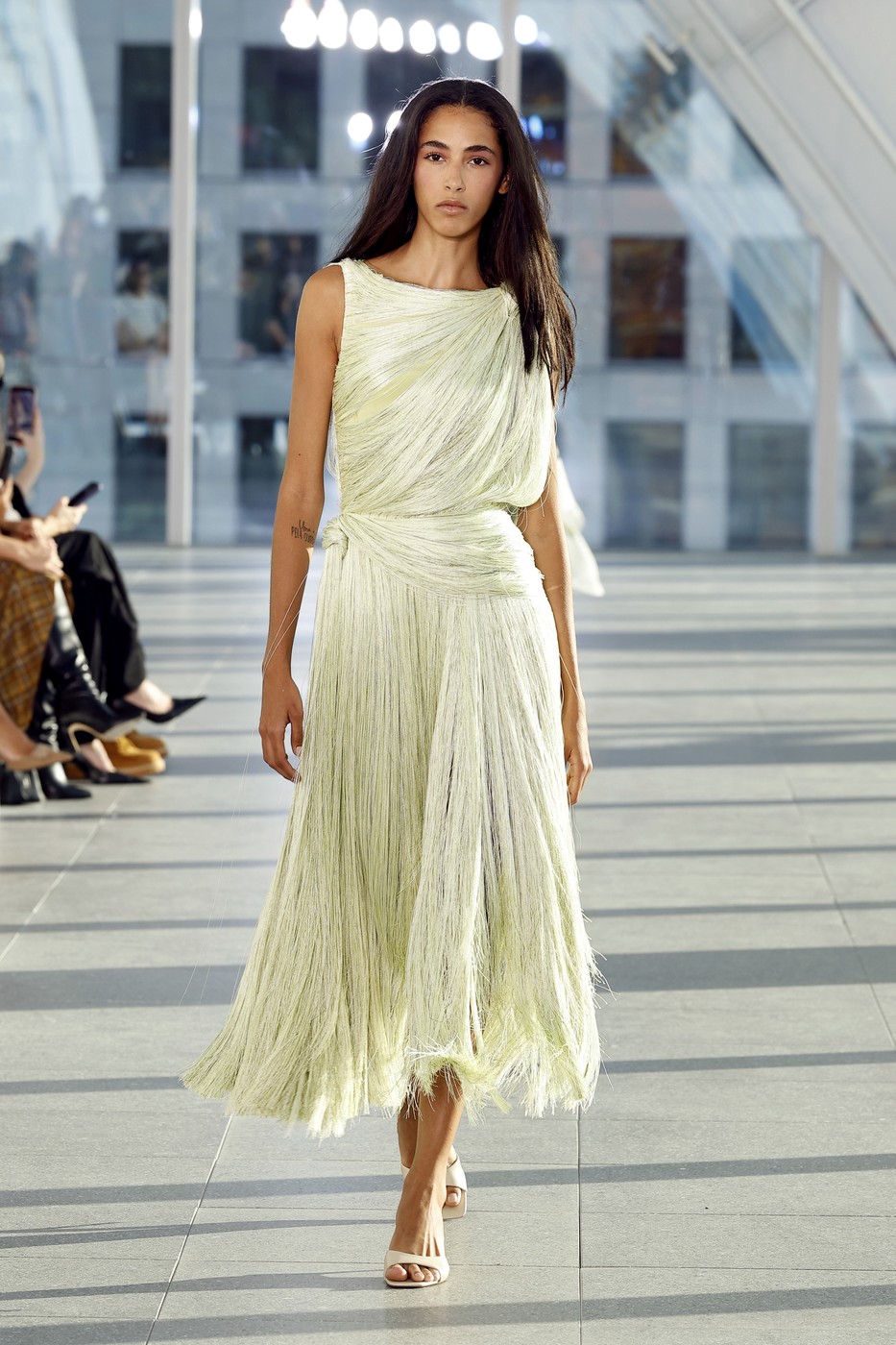 Monse SS2027 kollekció egyik modellje a kifutón a New York-i divathéten