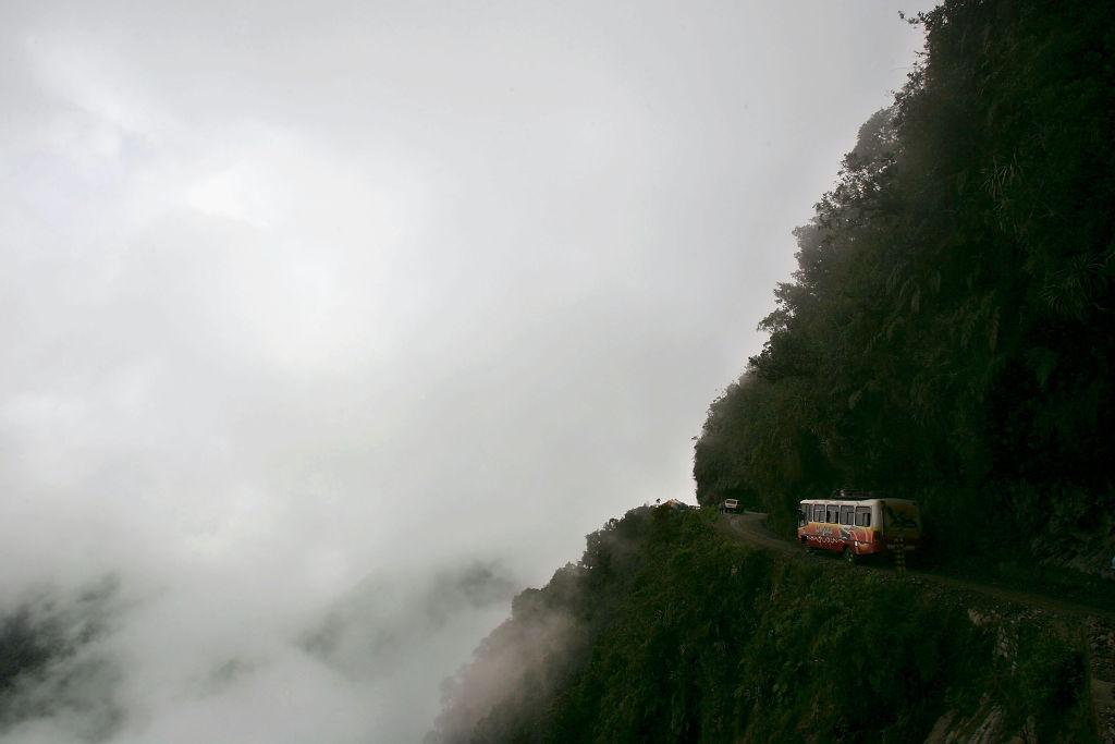 A ködtől nem is látszik a panoráma a vszélyes North Yungas Road-on.