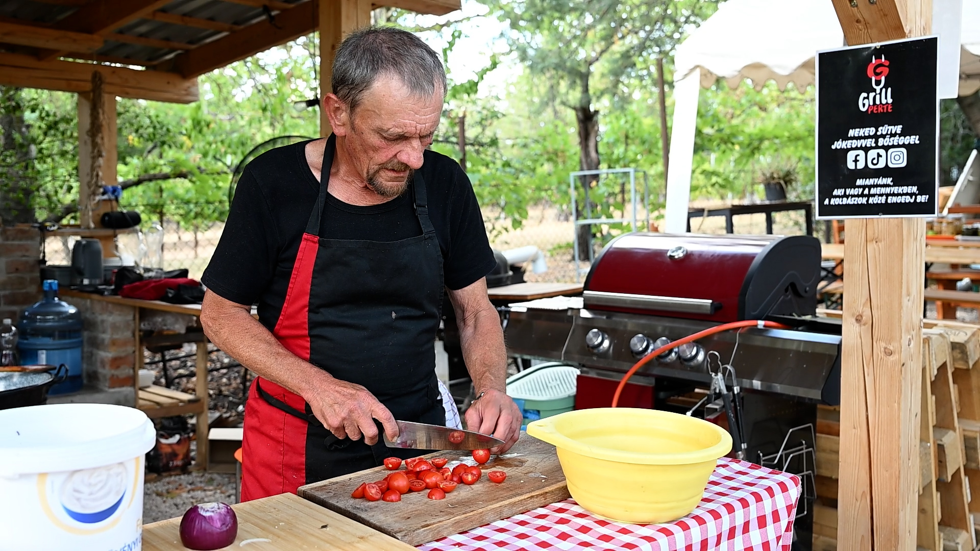 idős férfi paradicsomot aprít