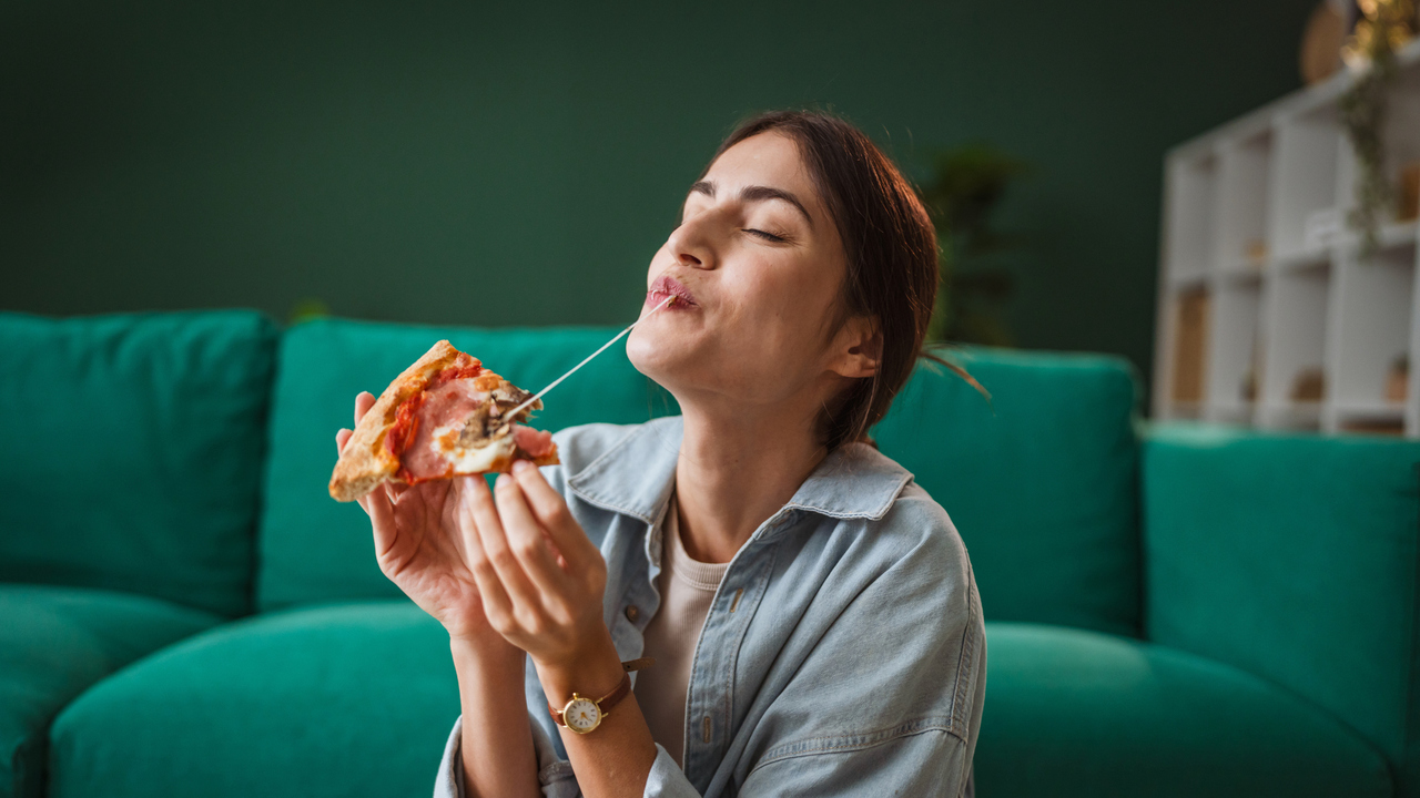 Pizzát evő nő